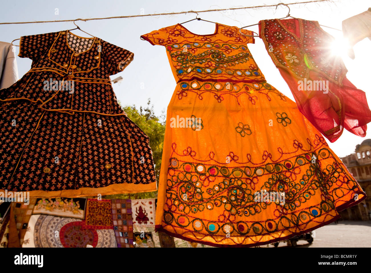Kleider zum Verkauf In Sadar Markt Jodhpur Rajasthan Indien Stockfoto
