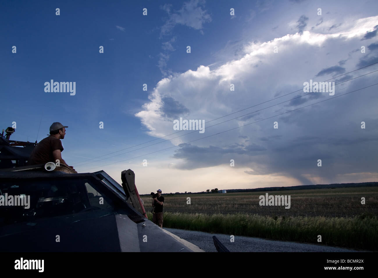 Storm Chaser und IMAX Regisseur Sean Casey sitzt auf seinem Tornado abfangen Fahrzeug 2.  Vortex 2-Projekt. Stockfoto