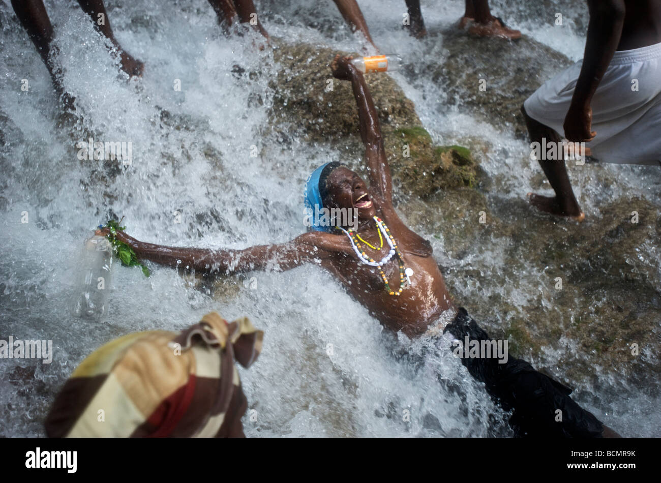Eine Frau "Pran Lwa" unter den Wasserfällen an Saut D'eau im zentralen Haiti während des jährlichen Festivals Voodoo dort am 15. Juli 2008. Stockfoto