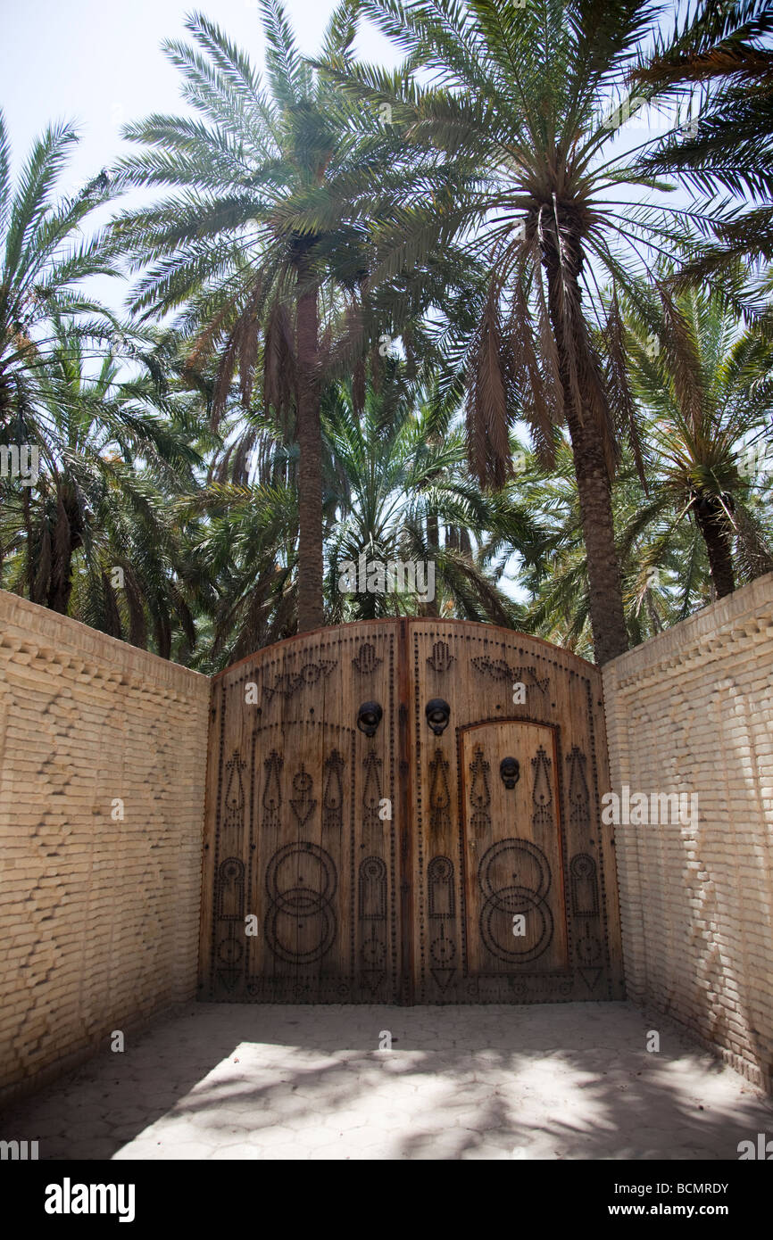 Der Eingang zu einer Verbindung in der Oase Tozeur zeigt eine traditionelle tunesische Holztür und der Stadt einzigartige Mauerwerk Stil Stockfoto