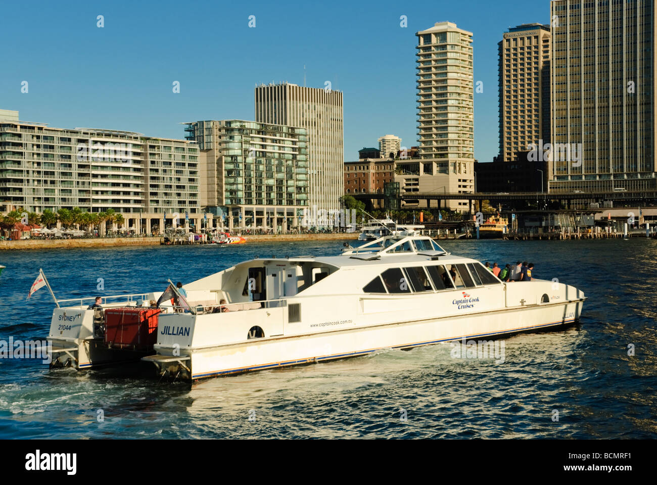 Ein typischer Tourist Kreuzfahrt Schiff, Captain Cook Cruises, am Circular Quay im Hafen von Sydney, Australien Stockfoto