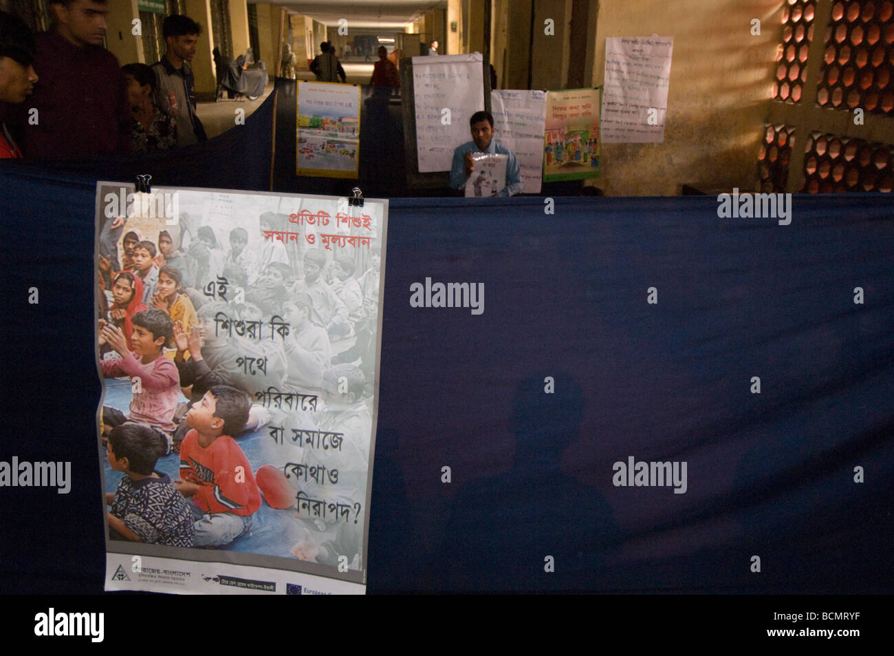 Straßenkinder in informelle Bildung in Dhaka Boot terminal Bangladesch Stockfoto