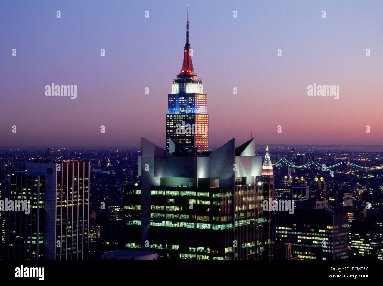 New York. Luftaufnahme des Empire State Building und New York City bei Sonnenuntergang. Rote, weiße und blaue Lichter an diesem historischen Art déco-Gebäude Stockfoto