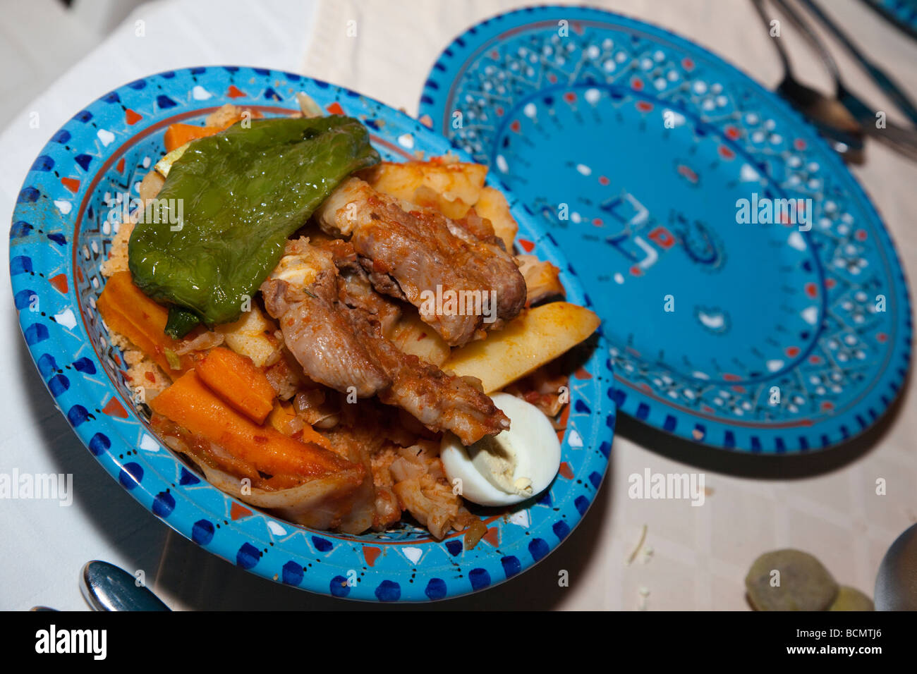 Couscous mit Huhn ist eines der wunderbaren Gerichte im Restaurant Le Petit Prince (der kleine Prinz) in Tozeur, Tunesien. Stockfoto