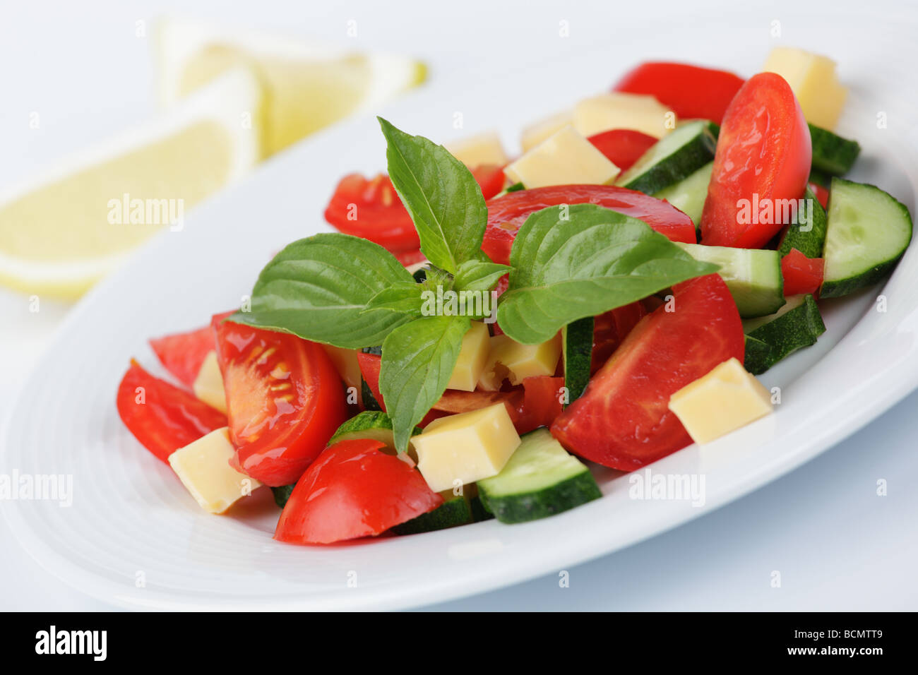 Salat mit Käse, Tomaten und Gurken Stockfoto