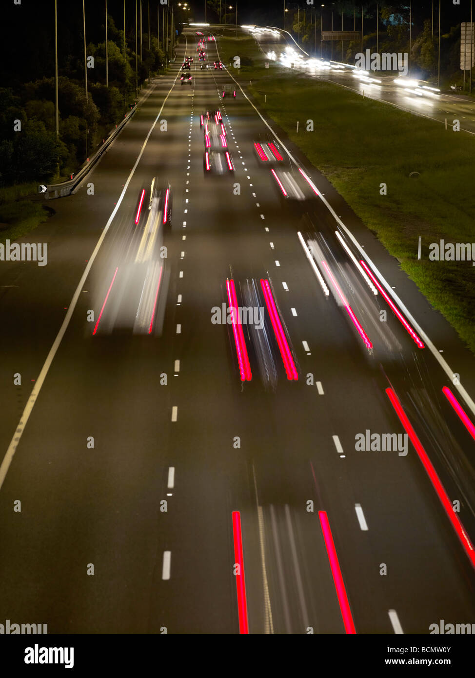 Autobahn-Verkehr in der Nacht Stockfoto