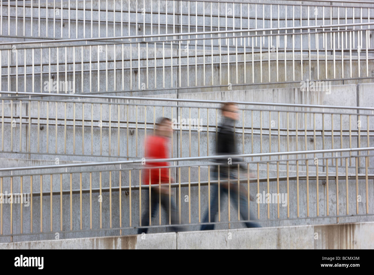 Menschen zu Fuß hinauf auf eine serpentine Weg. Stockfoto