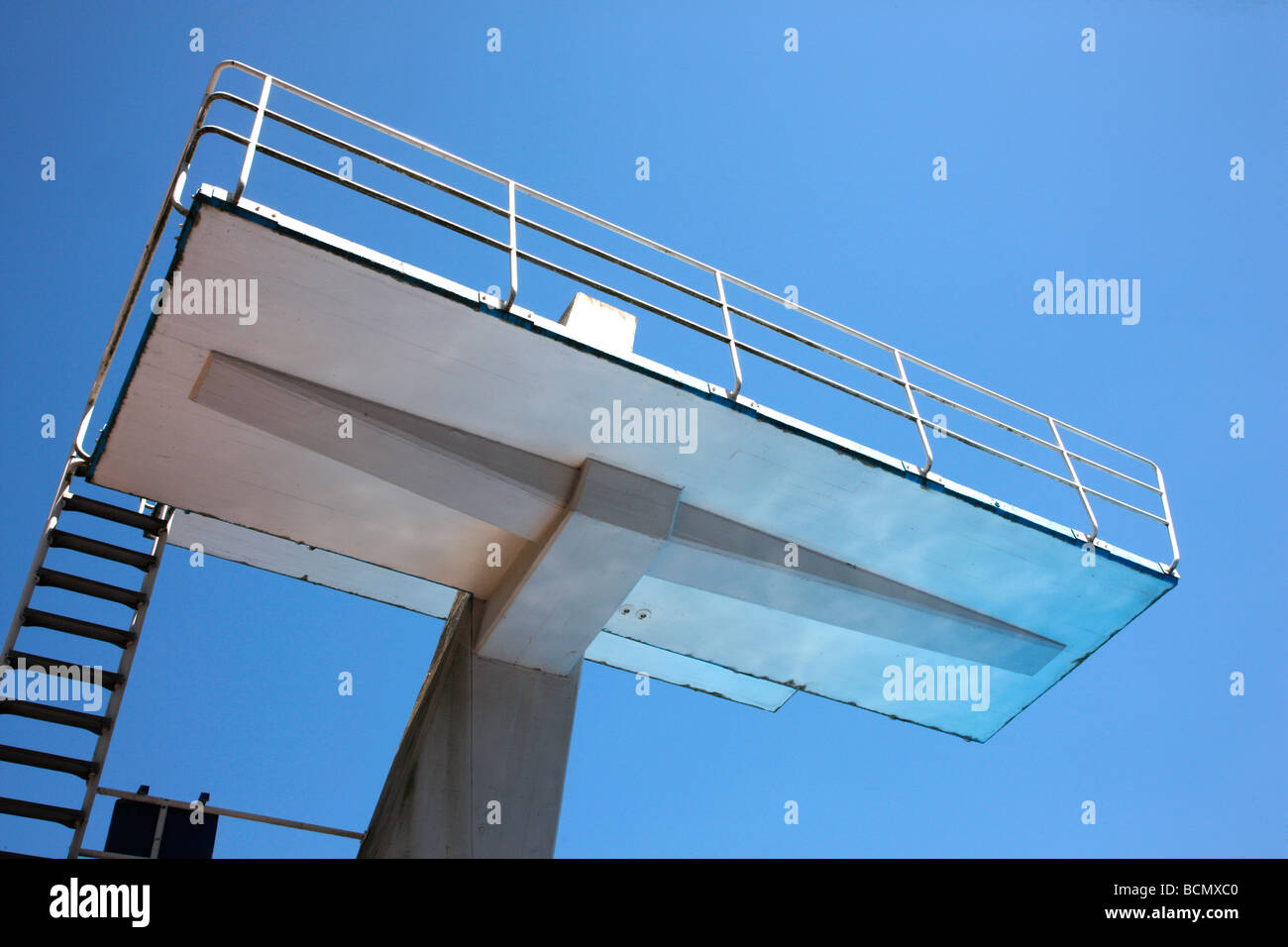 Sprungturm in einem öffentlichen Schwimmbad. Stockfoto