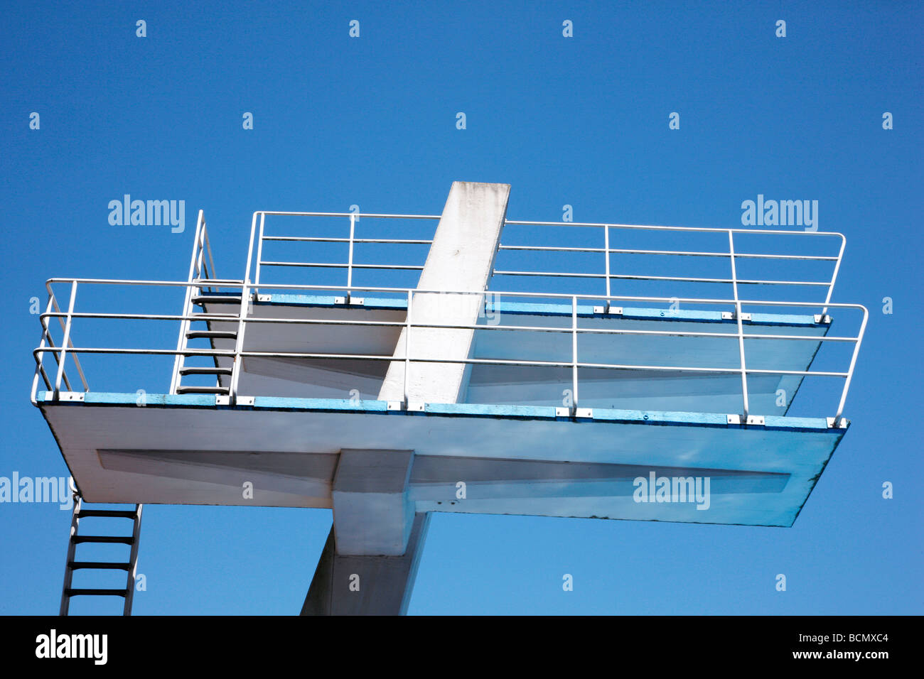 Sprungturm in einem öffentlichen Schwimmbad. Stockfoto