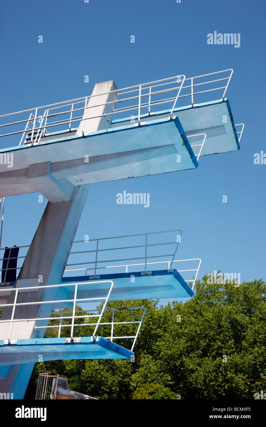 Sprungturm in einem öffentlichen Schwimmbad. Stockfoto