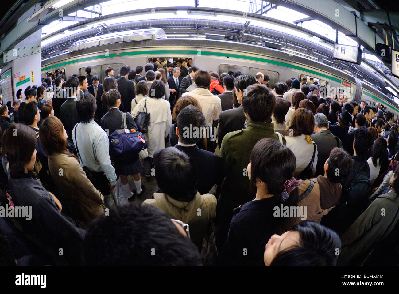Pendler, die immer auf eine Rush-Hour trainieren, Tokio, Japan, 2. Januar 2008. Stockfoto