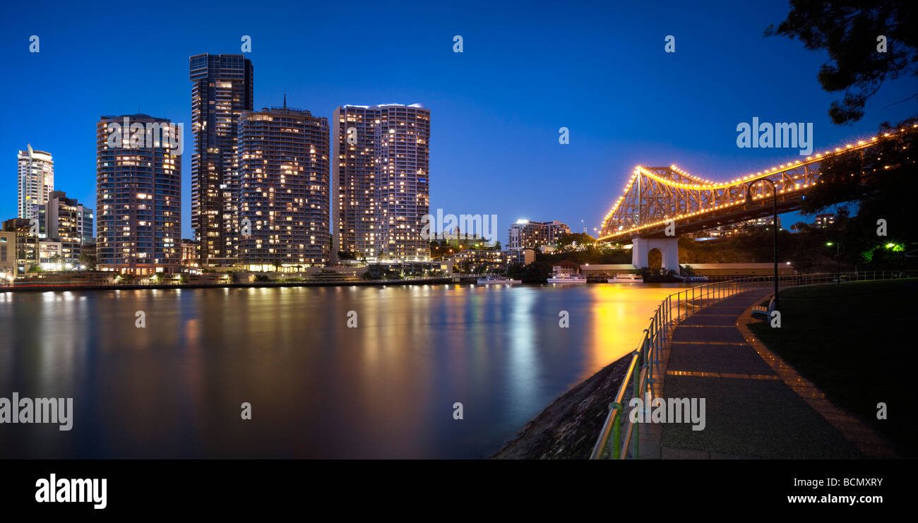 Brisbane-Stadtwohnungen in der Nacht und Story Bridge Stockfoto