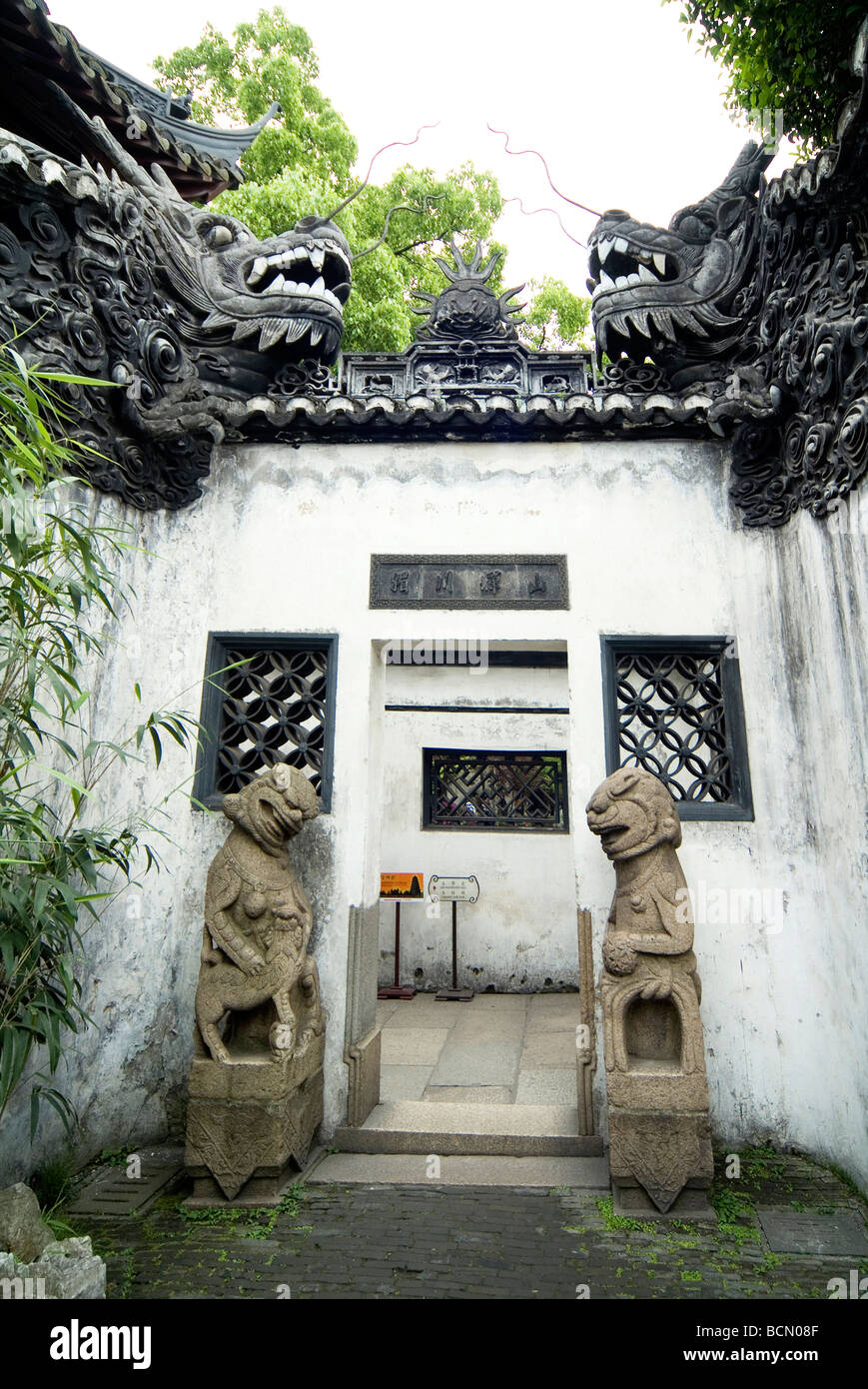Zwei Drachenköpfe der Drachen Wand treffen am Eingang von einem Hof, Yu-Garten, Shanghai, China Stockfoto