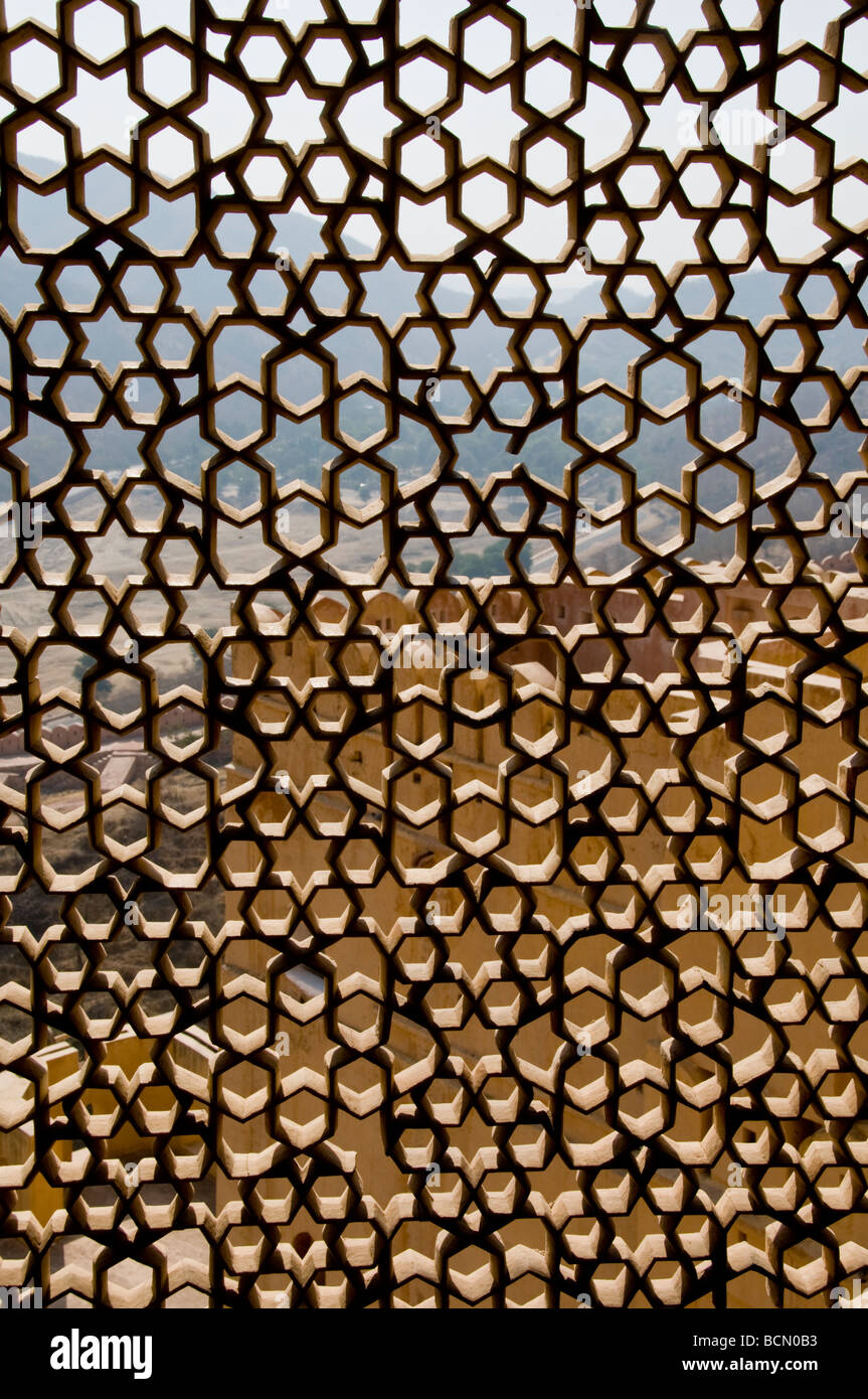 Amber Fort, Ansichten durch marmorierte Bildschirme, kühlen Brisen, mit Blick auf Befestigungen, getrocknet Seegrund, Jaipur, Rajasthan, Indien Stockfoto