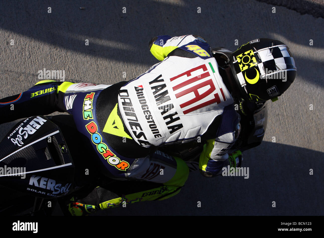 der neu gekrönte 8 Mal World Champion Blätter der Boxengasse auf seiner Yamaha m1 in Valencia 2008 Nachsaison Tests Vale Rossi 46 Stockfoto