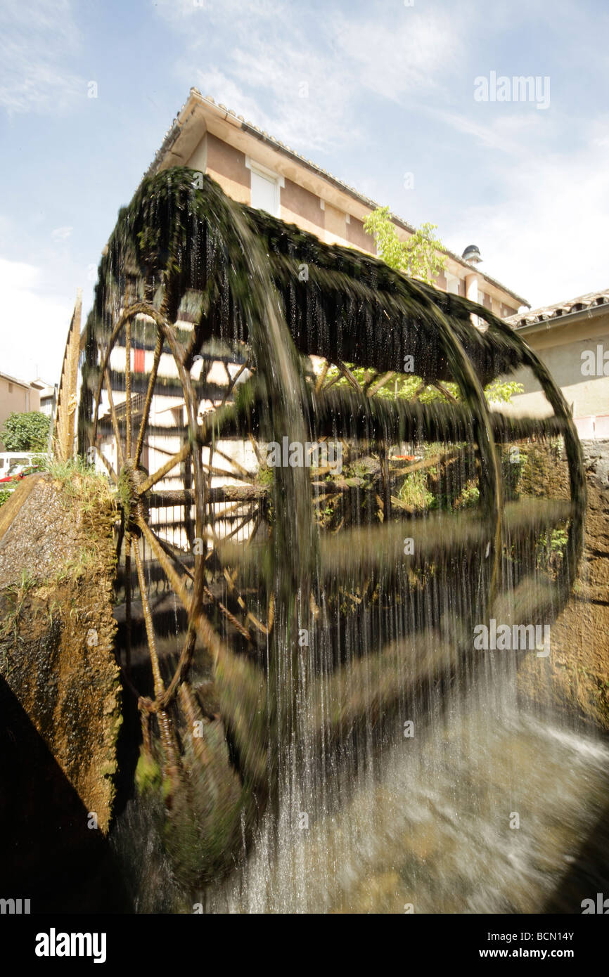 Typische Wasserrad am Fluss Sorgue in dem kleinen Dorf Ile Sur la Sorgue-Provence-Frankreich-Europa Stockfoto