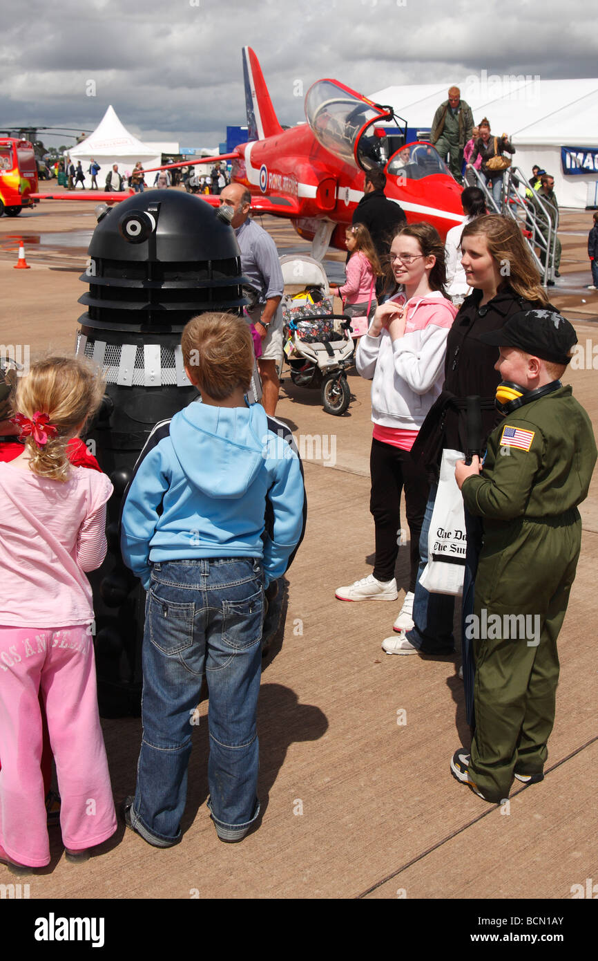 Kinder spielen mit Modell Dalek bei "Airshow", [RAF Fairford], England, UK Stockfoto
