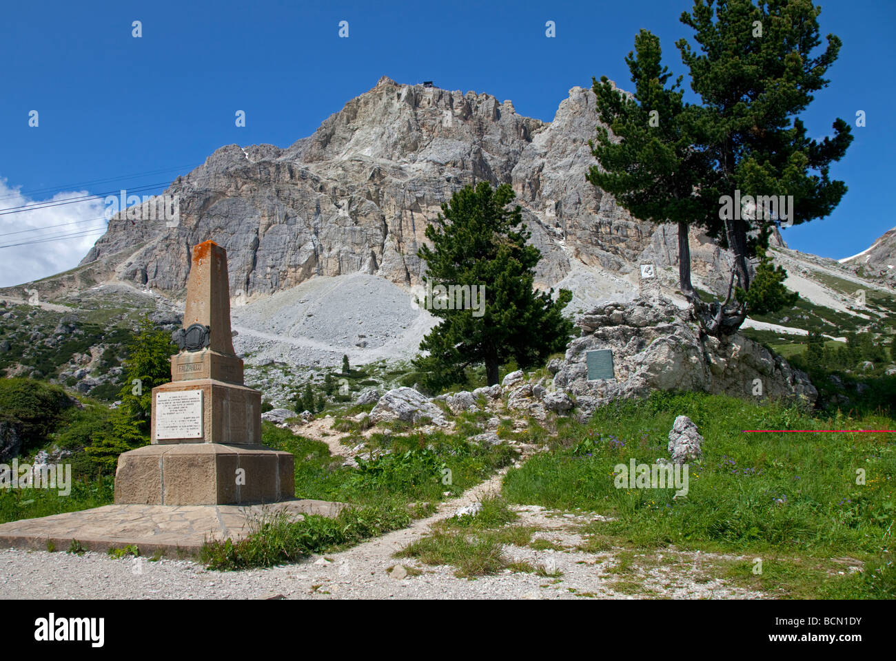 Denkmal und Mount Lagazuoi, Falzarego-Pass, Dolomiten, Italien Stockfoto