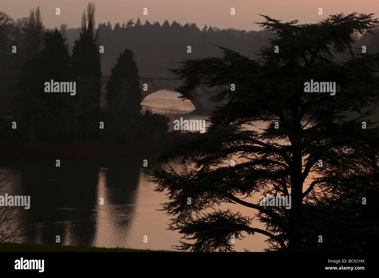 Sonnenuntergang über der Grand Bridge in Blenheim Palace, Oxfordshire Stockfoto
