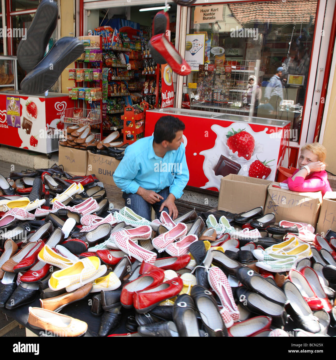 Shoe market stall -Fotos und -Bildmaterial in hoher Auflösung – Alamy