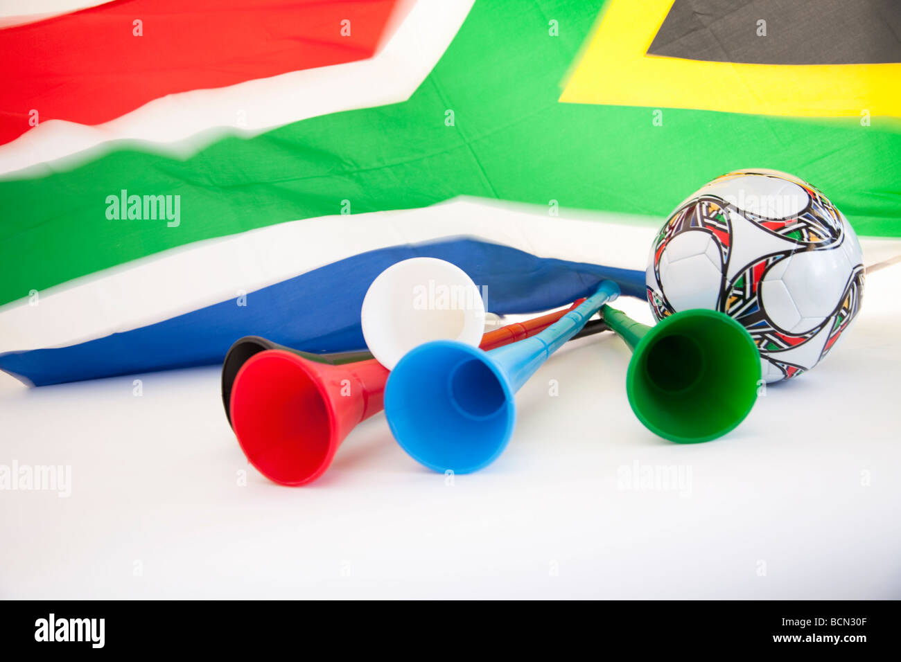 https://c8.alamy.com/compde/bcn30f/sudafrikanische-flagge-mit-vuvuzelas-und-einem-fussball-geschossen-auf-sauberen-weissen-hintergrund-winken-bcn30f.jpg