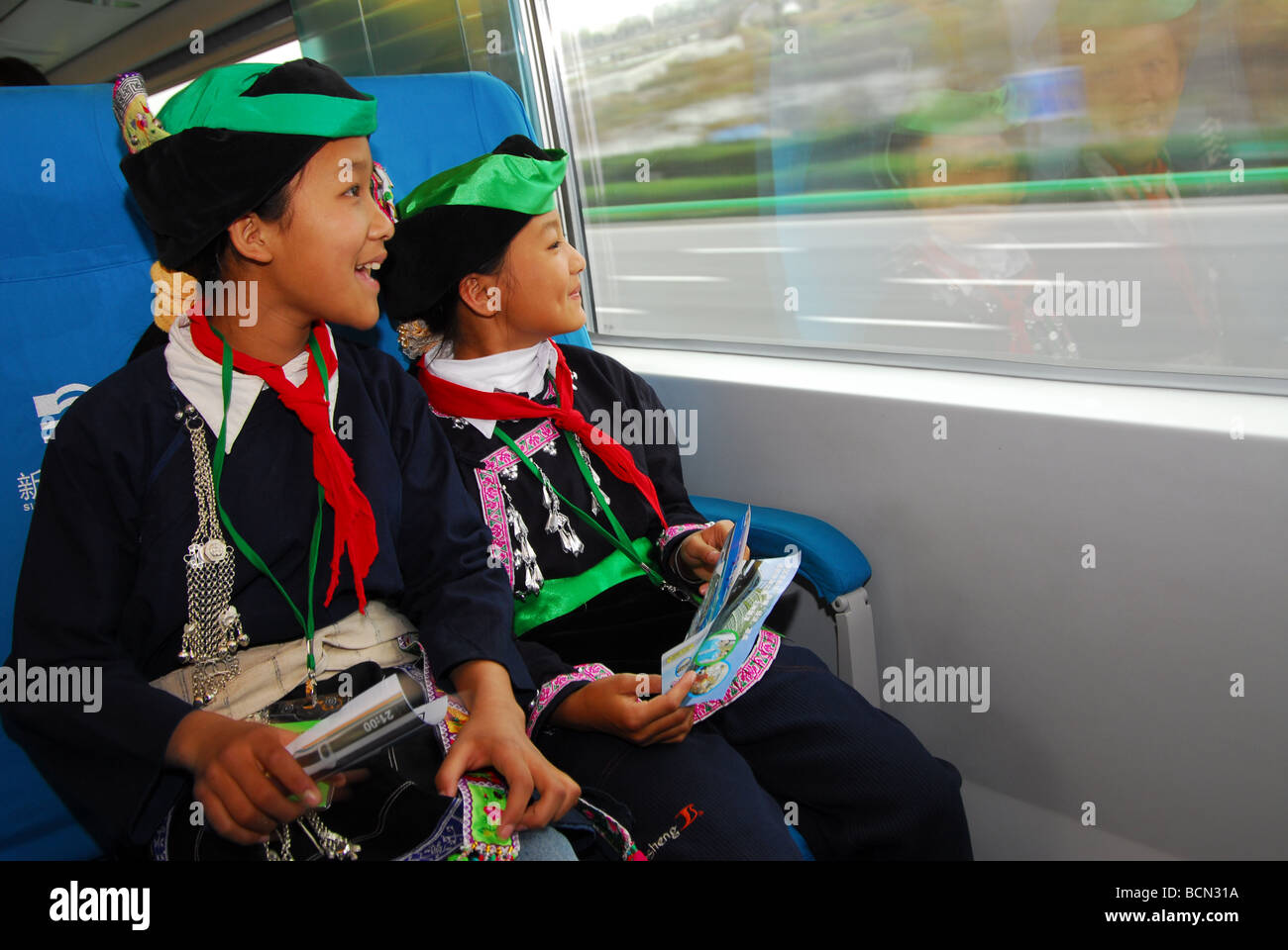 Ethnische Mädchen aus genießen Sie eine Fahrt mit dem neuen Hochgeschwindigkeitszug, Shanghai, China Stockfoto