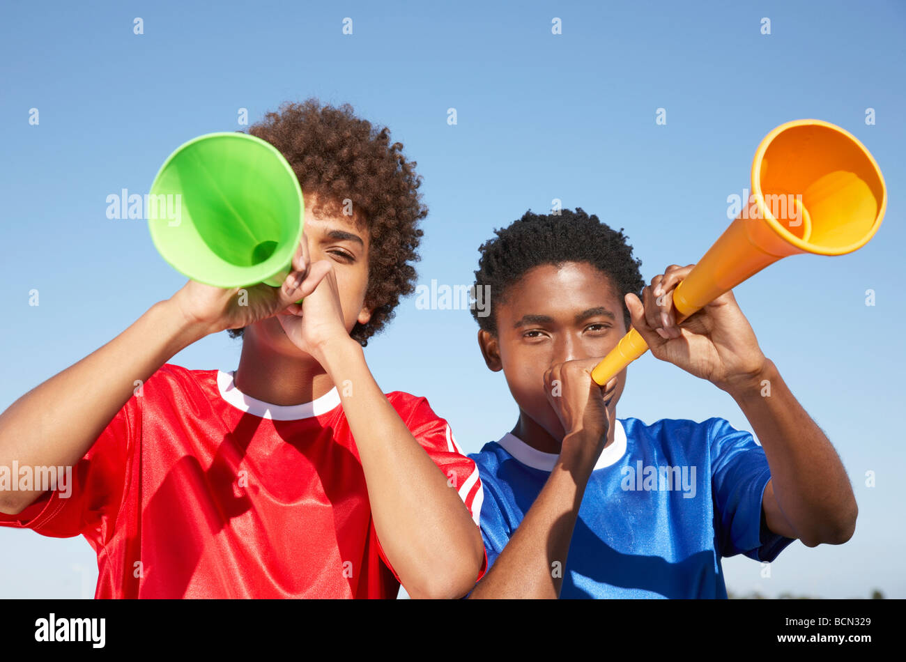Fußball-Fans bläst vuvuzelas Stockfotografie - Alamy