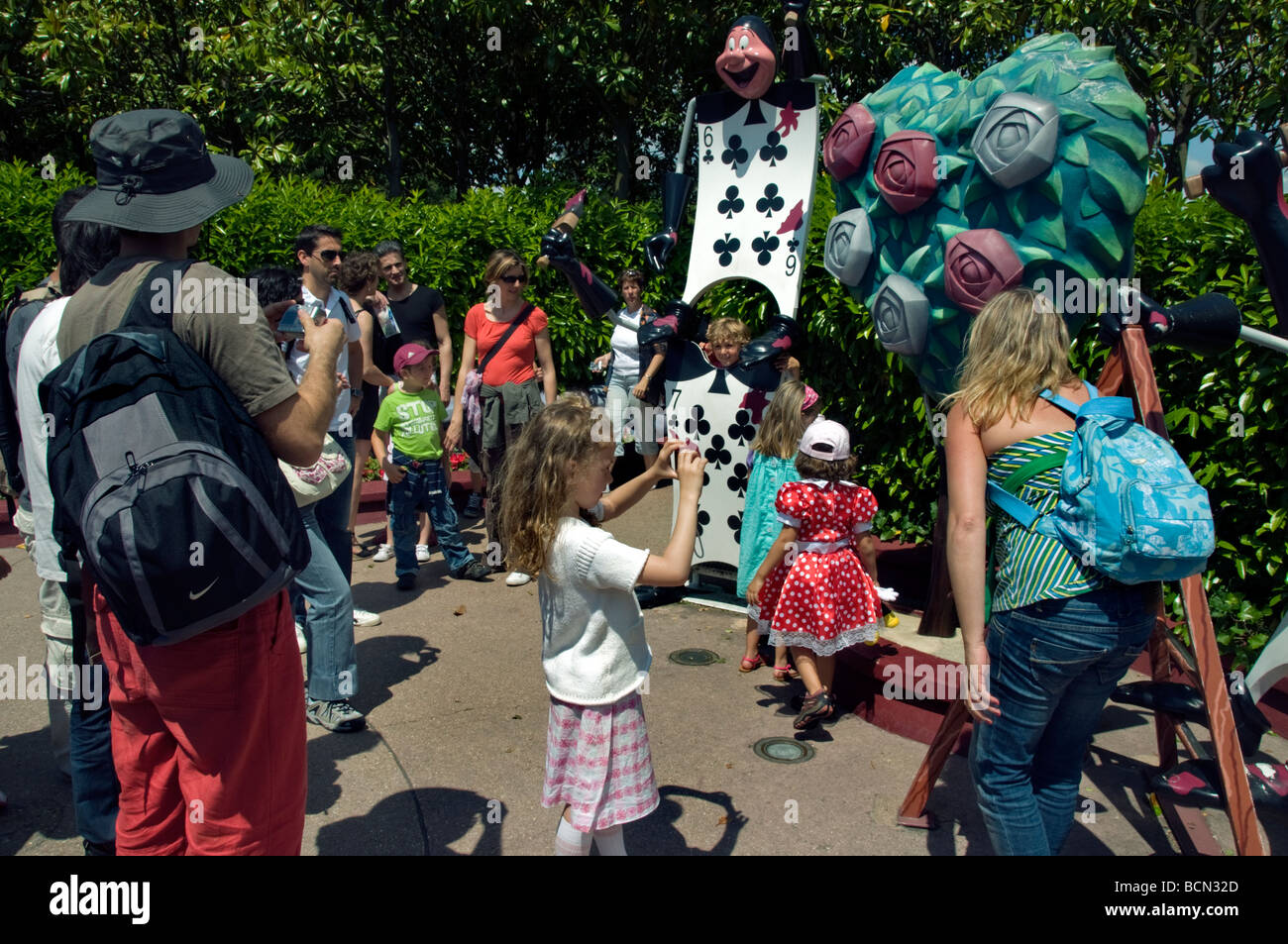 Chessy, Frankreich, Besucher des Gartenlabyrinths „Disneyland Paris“, der Attraktion „Queen of Hearts“ Vergnügungsparks, Mädchen fotografieren, Spiel spielen Stockfoto