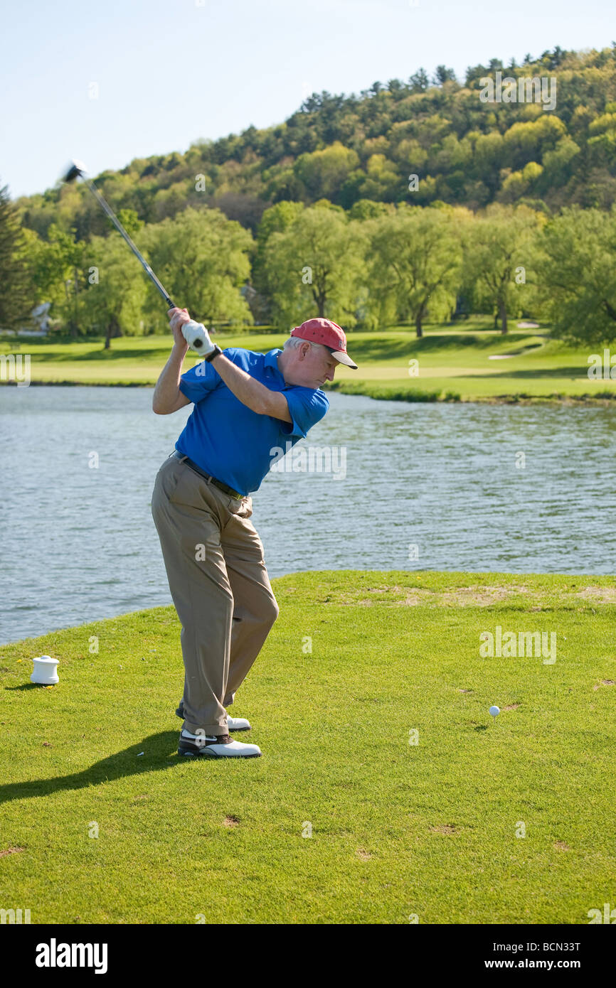 Reifen Mann Golf spielen Stockfoto