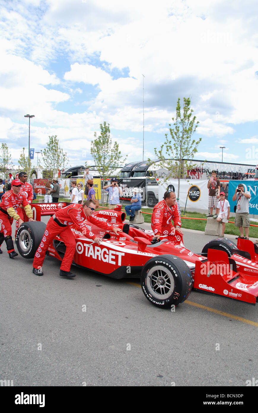 Das Pit-Team, das den Honda Indy 2009 in Toronto, Ontario, Kanada gewonnen hat, schiebt den Sieger Dario Franchitti in den Stadion Stockfoto