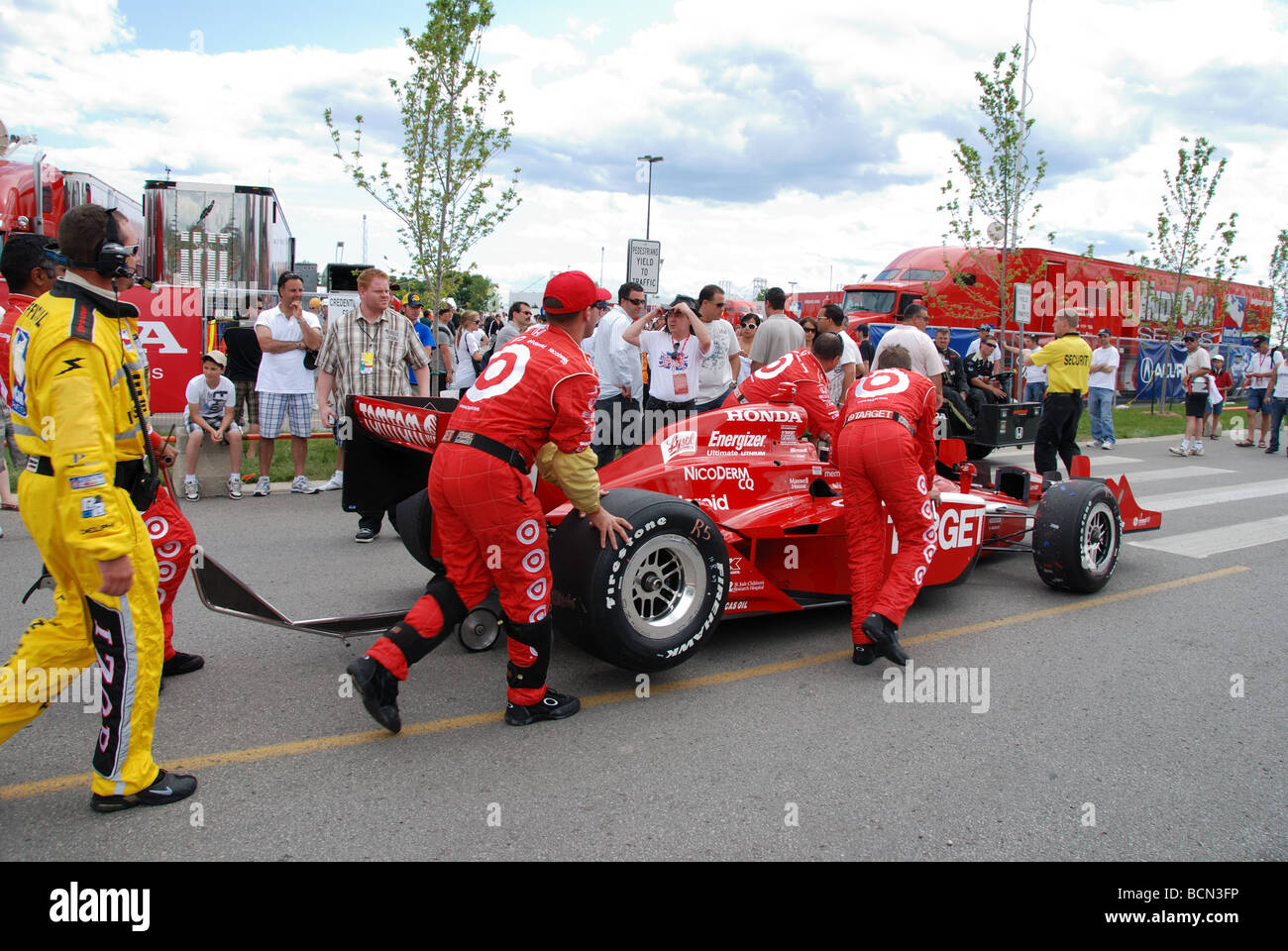 Dario Franchitti Siegerauto wird in den Stagingbereich geschoben, nach dem Gewinn der 2009 Honda Indy in Toronto Ontario Kanada Stockfoto