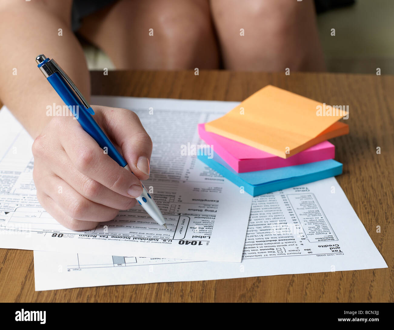 Frau Steuer Formular ausfüllen Stockfotografie Alamy