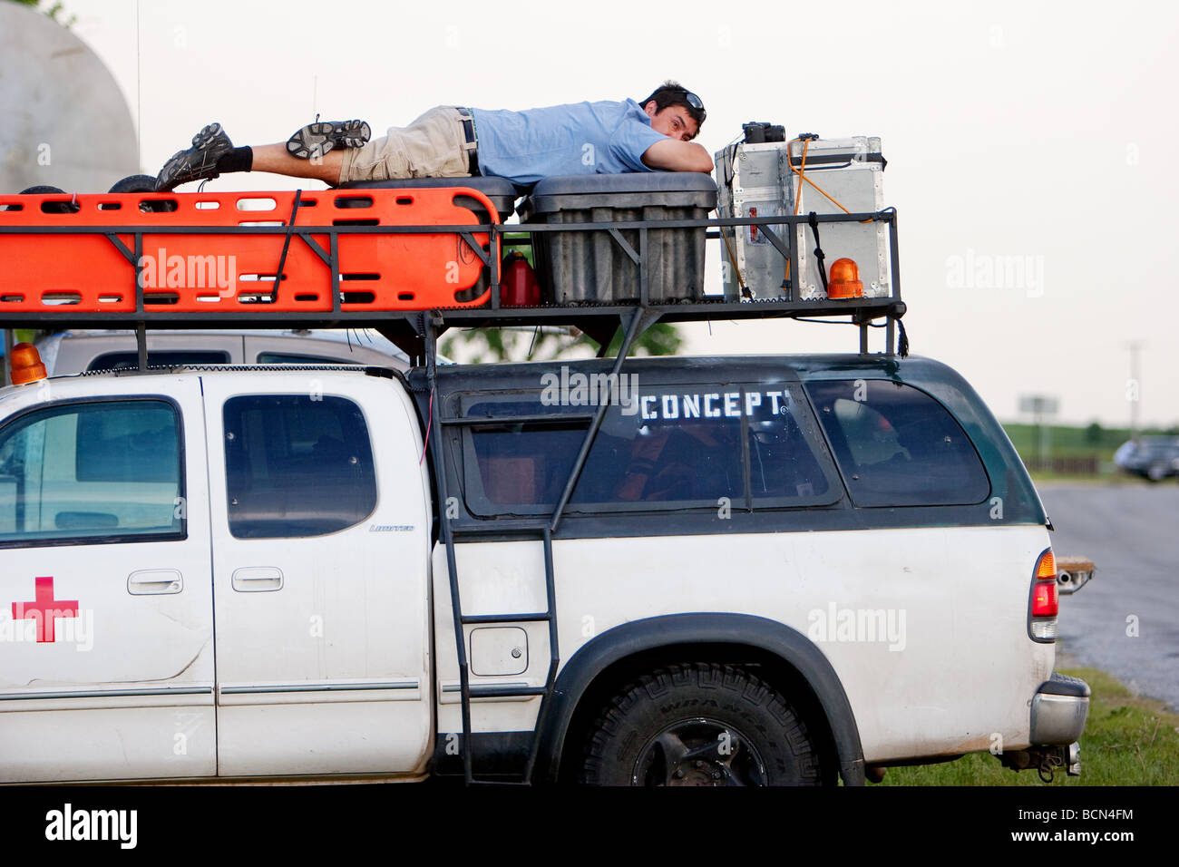 Ein Mitglied von Sean Casey s IMAX-Team ruht auf einem LKW im südwestlichen Iowa während eines Vortex-2 Stockfoto