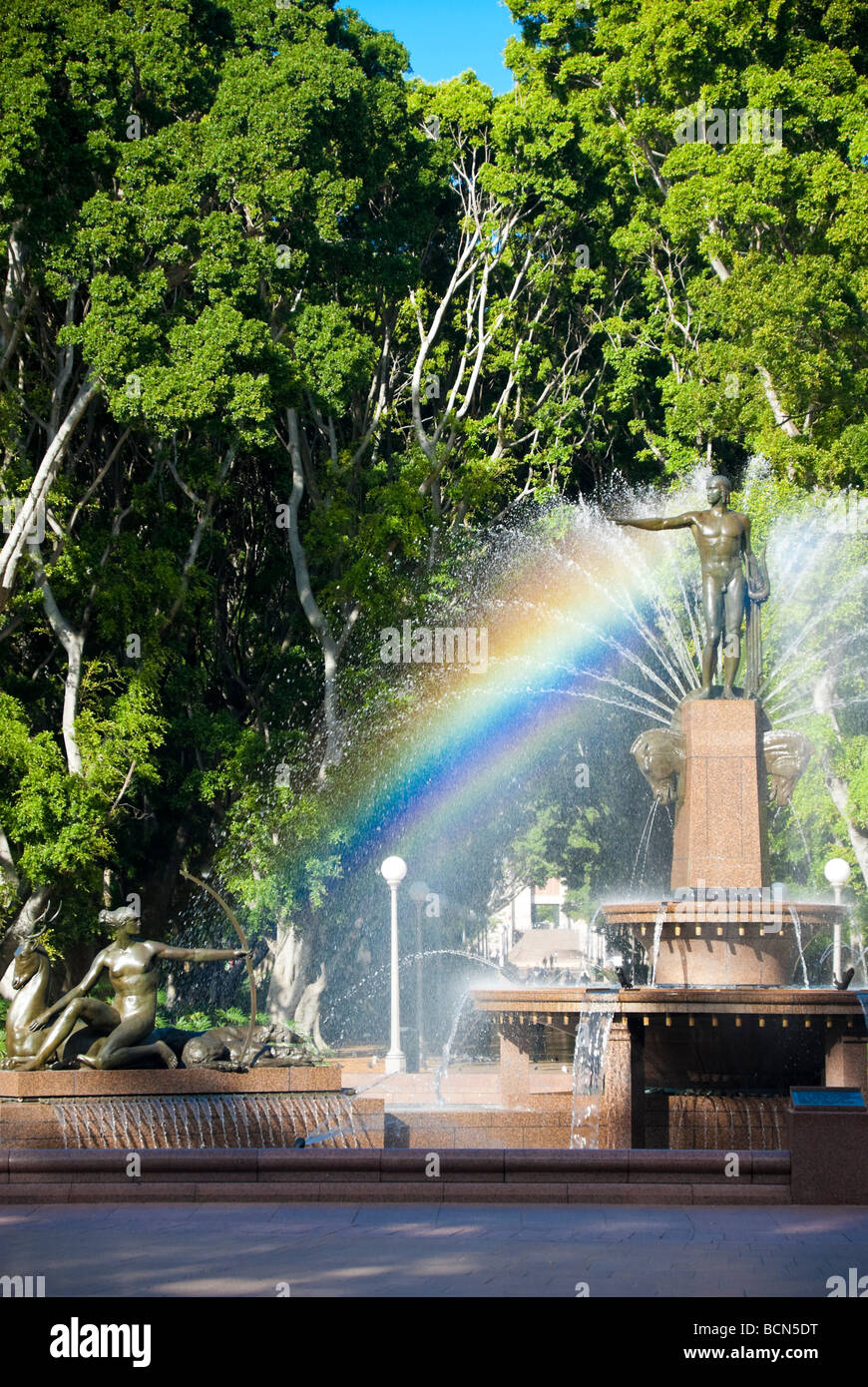 Brunnen in einem Park mit Skulpturen von Figuren aus der griechischen Mythologie. Stockfoto