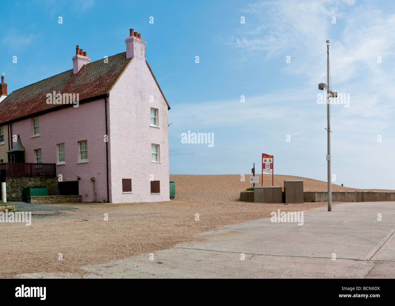 Häuser am Strand von East Cliff West Bay in Dorset Stockfoto