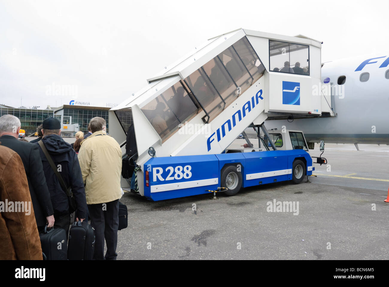 Schlange stehen am mobilen Airbridge, als sie an ein Regionaljet Bord Passagiere. Stockfoto