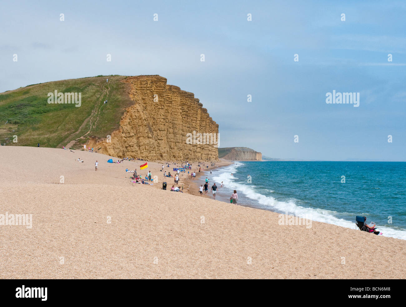Den Strand und Sandstein-Klippen am West Bay in Dorset Stockfoto
