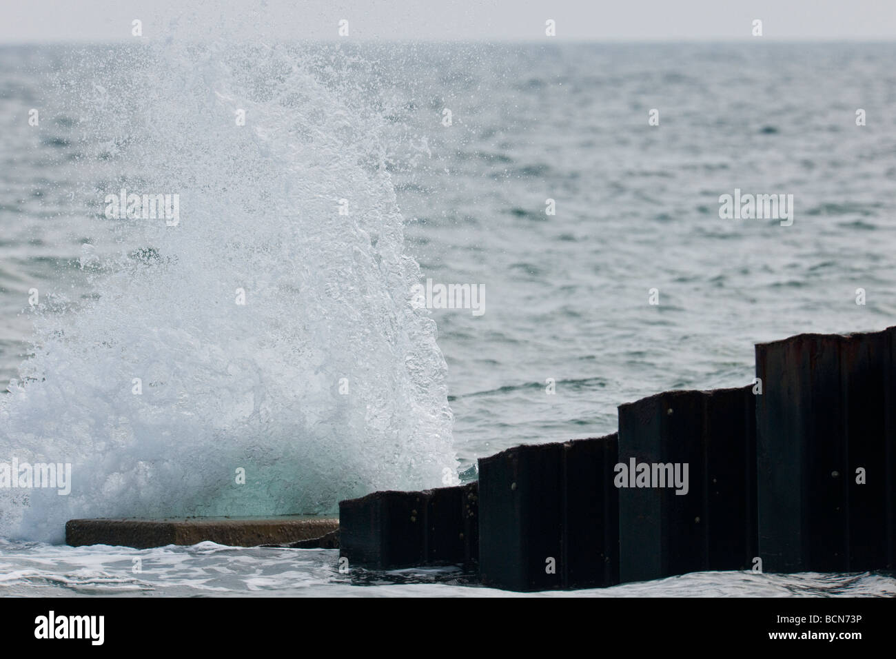 Wellen an der Küstenschutzes in West Bay in Dorset Stockfoto