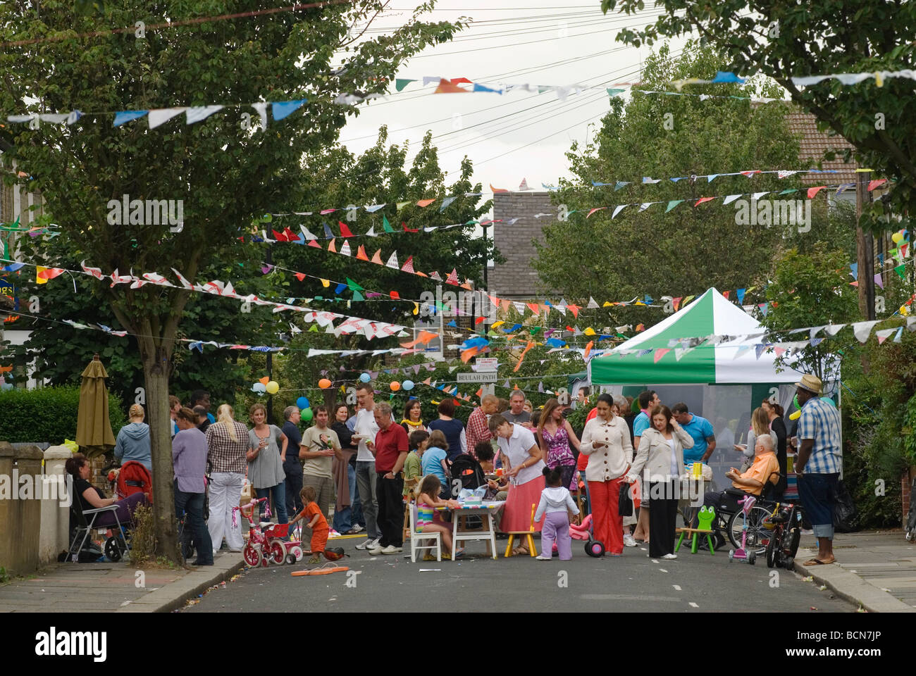 Nachbarn Großbritannien bei einer Street Party, dem Big Lunch an Eden Community Projekt, um den Zusammenhalt der Gemeinschaft zu fördern. Neue Freunde finden 2009 London 2000er Jahre Stockfoto