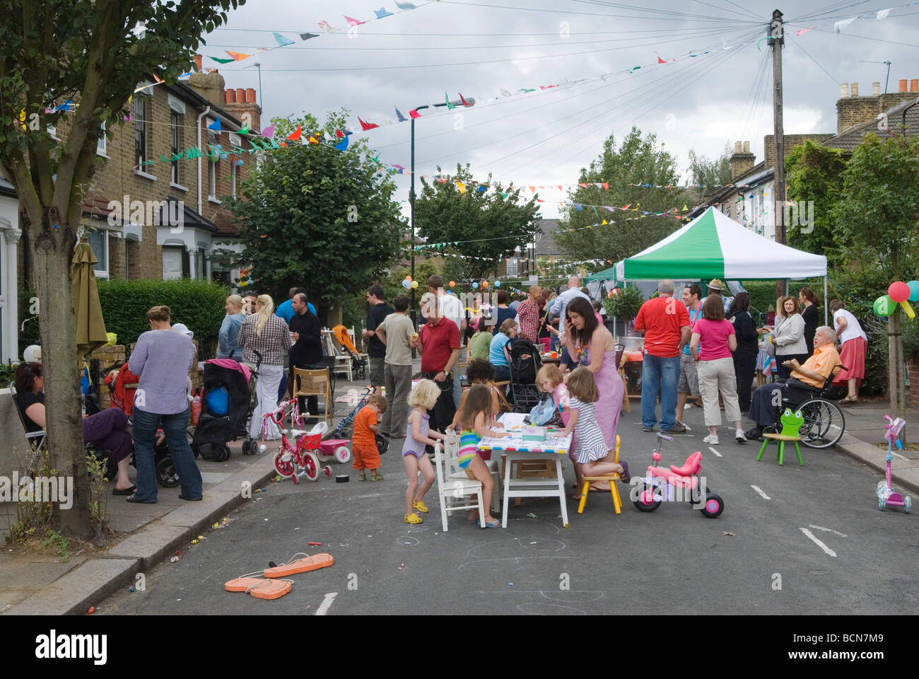 Street Party, The Big Lunch ein Eden-Community-Projekt, das zum Zusammenhalt der Gemeinschaft beitragen soll. Neue Freunde finden. 2009. London 2000er UK HOMER SYKES Stockfoto