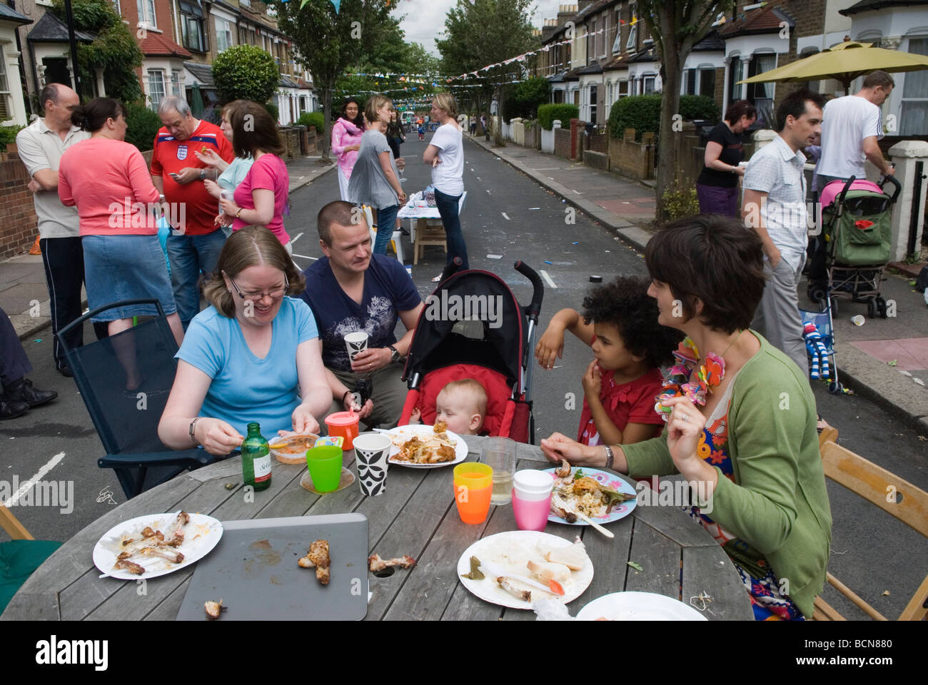 Street Party, The Big Lunch ein Eden-Community-Projekt, das zum Zusammenhalt der Gemeinschaft beitragen soll. Neue Freundschaften entstanden 2009. HOMER SYKES, Großbritannien, 2000 in London Stockfoto