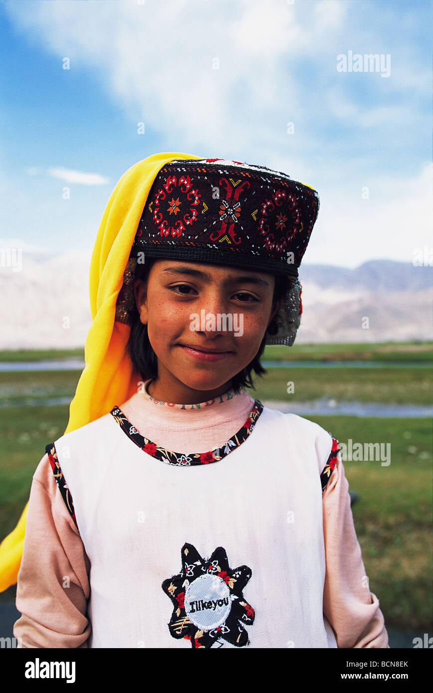 Lächelnd ethnischen Tajik Mädchen tragen regelmäßige Kleidung und haben dennoch ihren traditionellen Kopfbedeckung auf Taxkorgan Tajik autonome Stockfoto