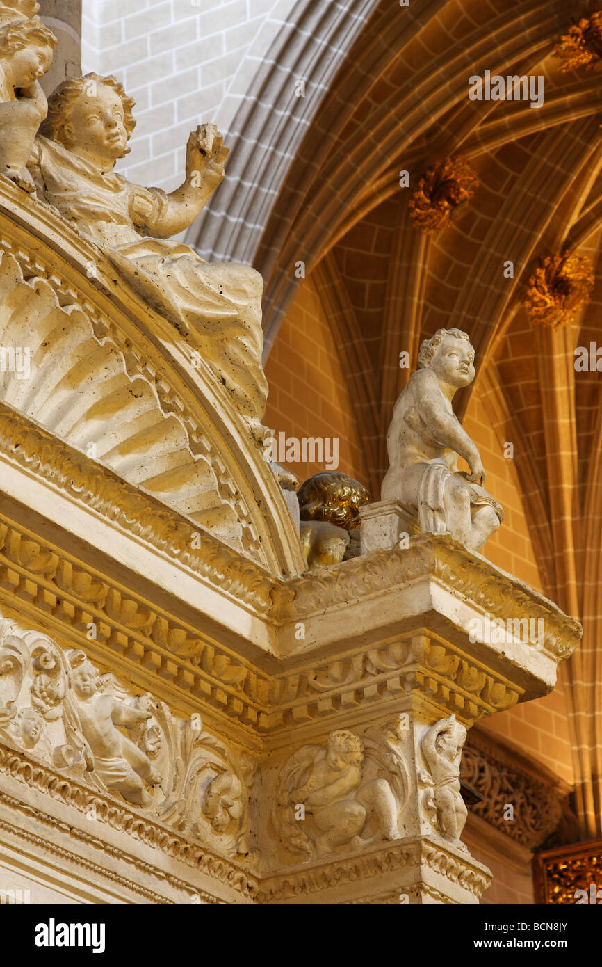 Marmorstatue. Kathedrale De La Seo, Säulen und Bögen verzierten Deckengewölbe. Zaragoza, Aragona Provinz. Spanien Stockfoto