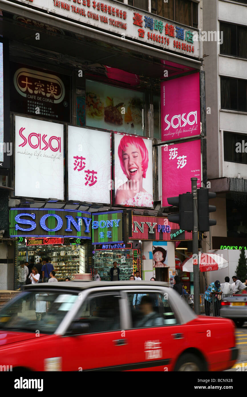 Zahlreiche Shop Zeichen in Tsim Sha Tsui, Hongkong, China Stockfoto