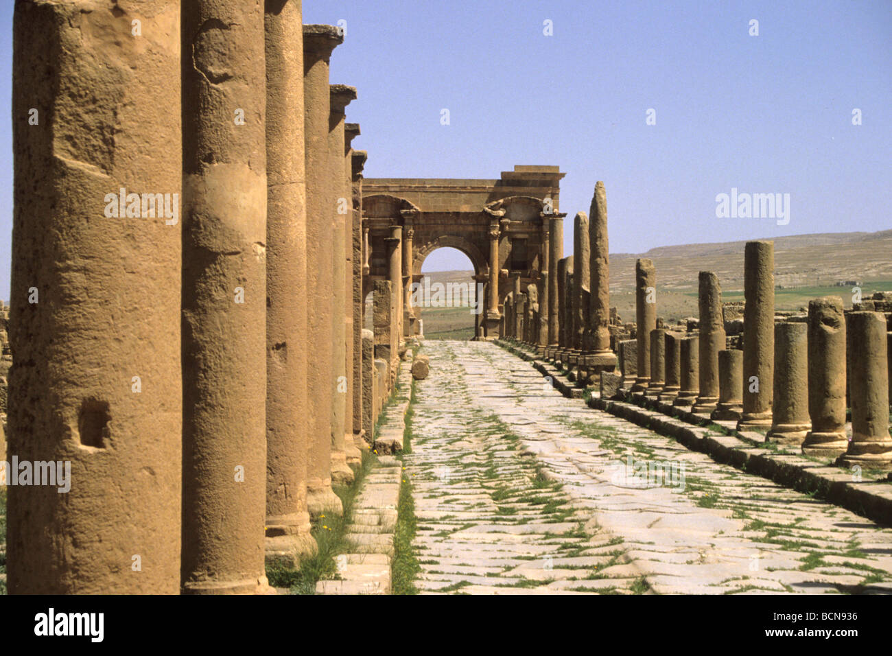Algerien West Gate römische Stätte von Timgad zum UNESCO-Weltkulturerbe-Algerien Stockfoto