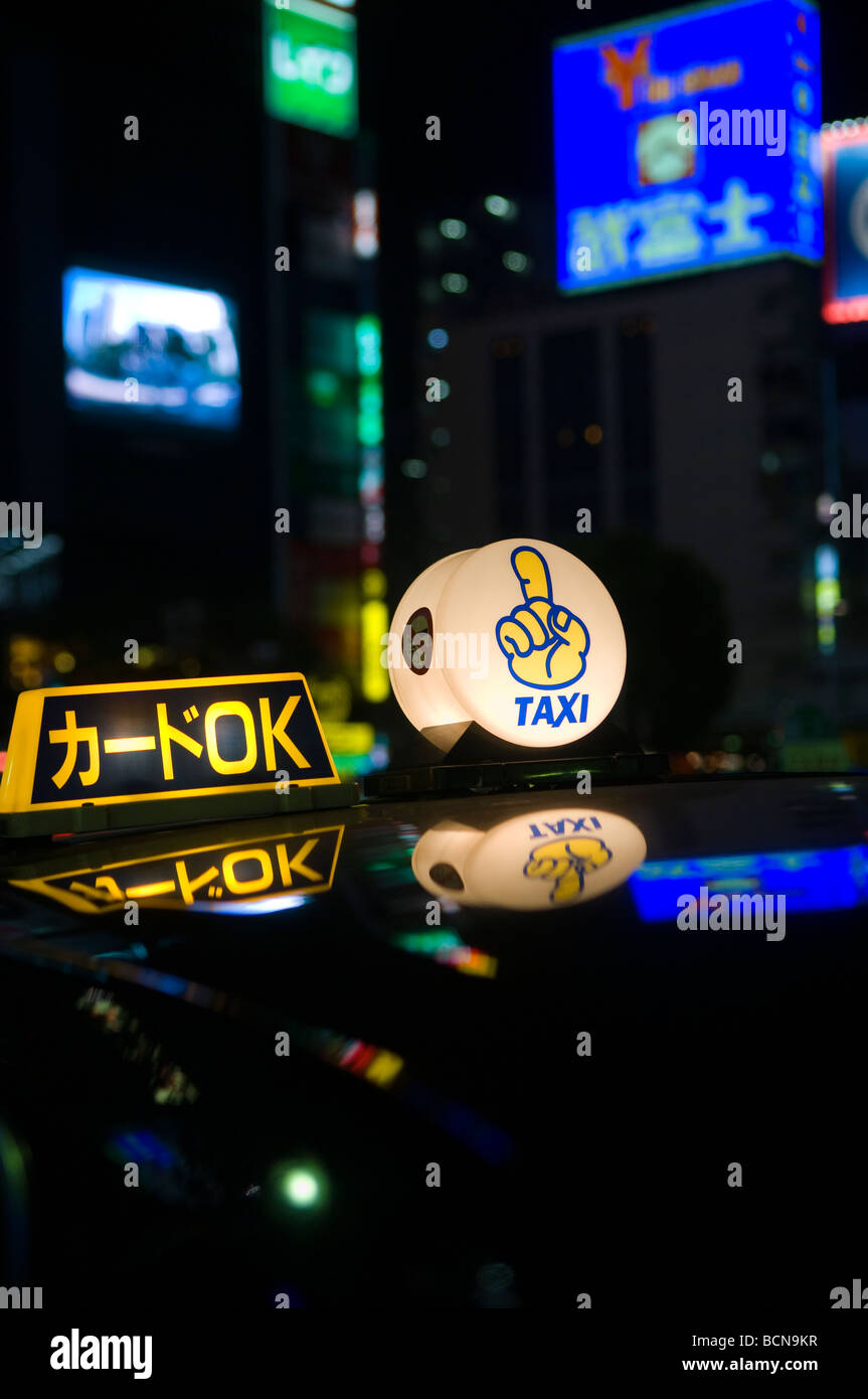 Beleuchtete Taxi Toplight Schild mit Neon-Licht und Werbung