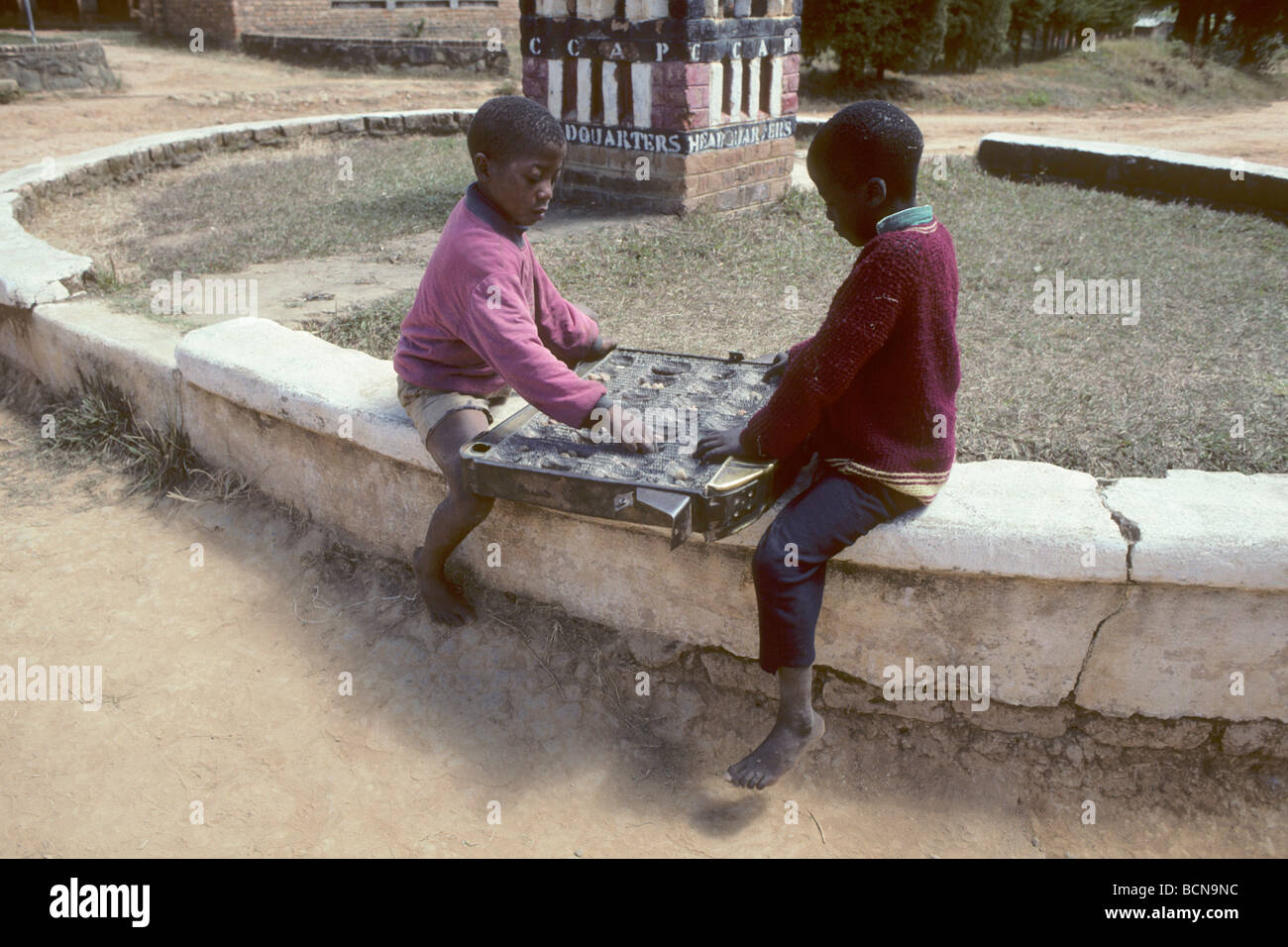 Malawi-Kinder, die in der Mitte Livingstonia Bao Spiel Stockfoto