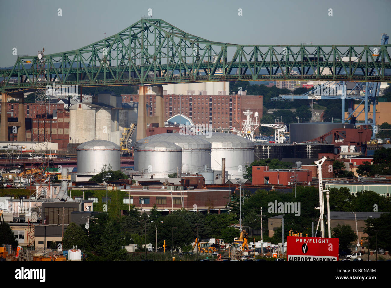 Heizöl Lagerung Panzer, Tobin Bridge, Boston, Massachusetts Stockfoto