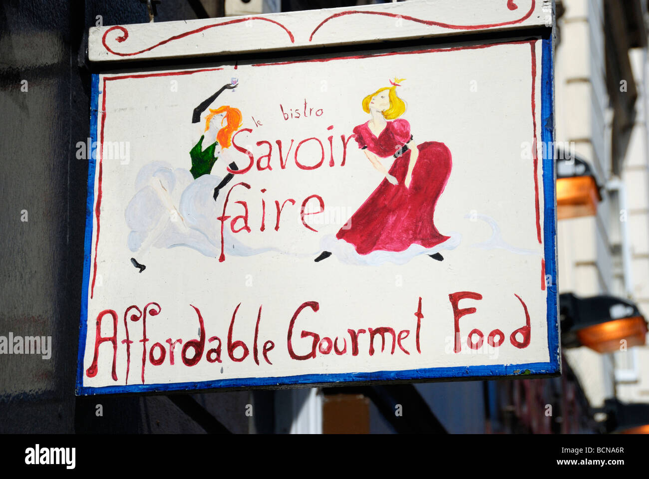 Melden Sie außen Savoir Faire Restaurant in New Oxford Street London England Stockfoto