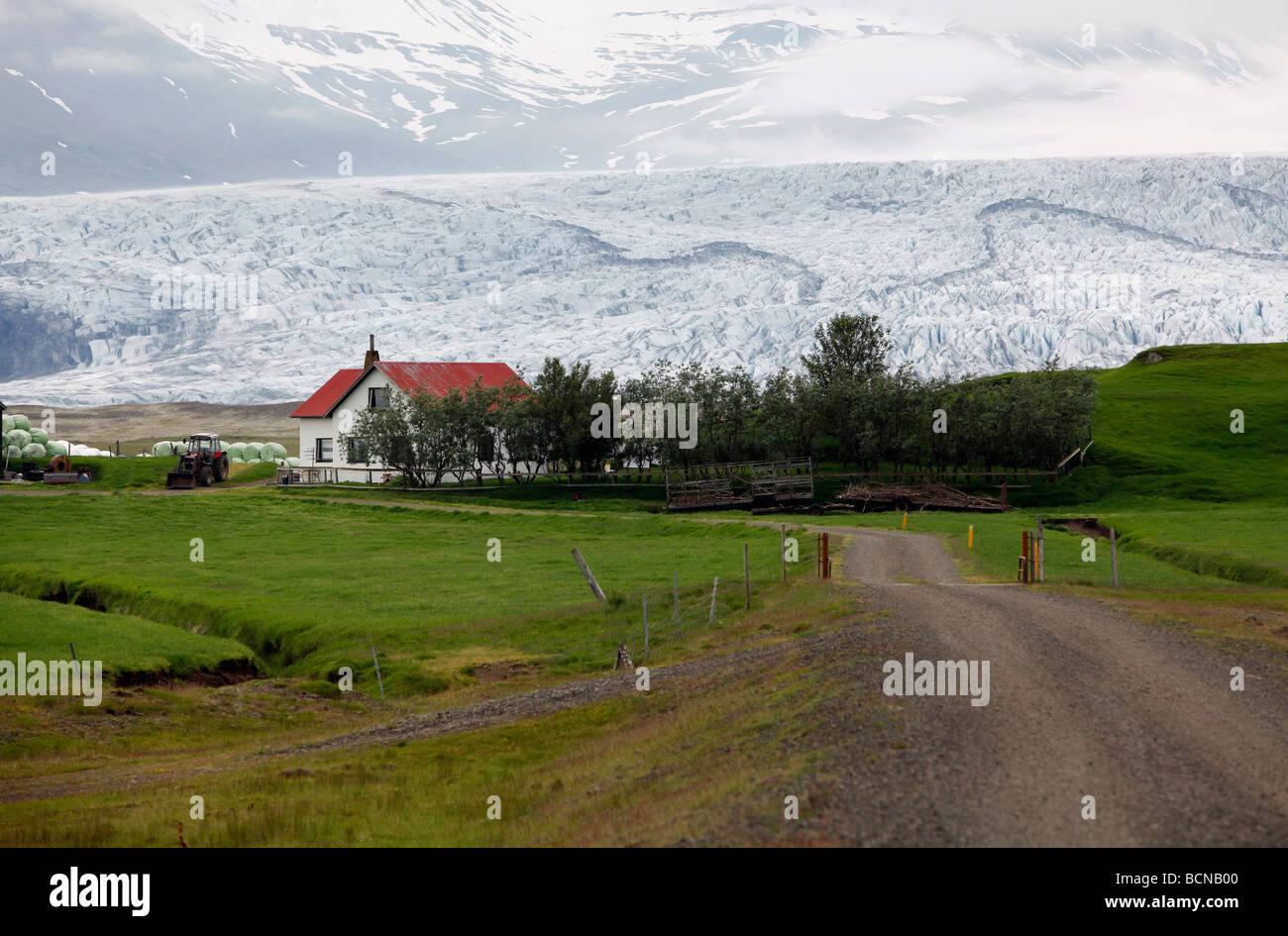 Ein Bauernhaus am Fuße des Skálafellsjökull, Gletscher im Südosten Islands. Stockfoto